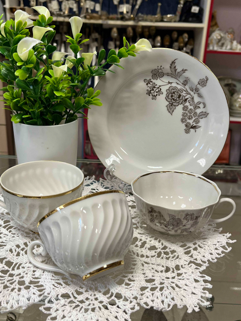 Чашка от кофейного сервиза ЛФЗ. Рельефный фарфор с позолотой. Винтаж. Цена за 1шт. Картинка 1